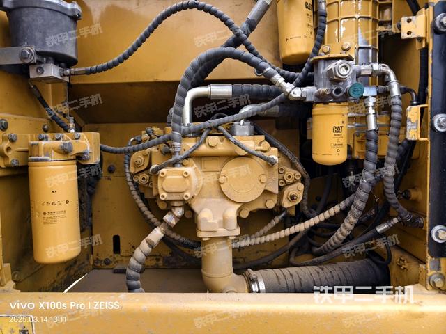 液壓泵艙室正面整體（整機外觀）