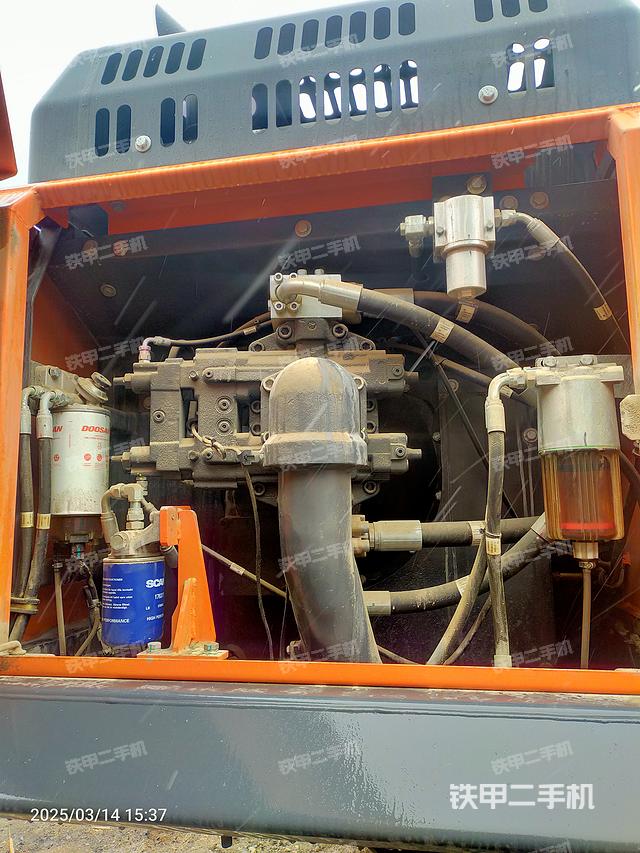 液压泵舱室正面整体（整机外观）