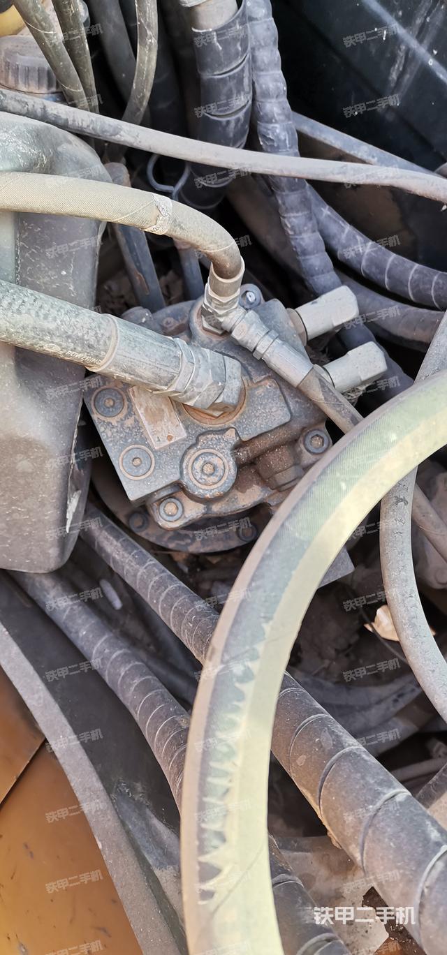 回转马达和主控阀（整机外观）