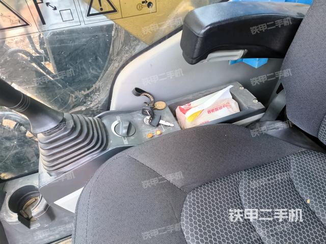 行走控制手柄和踏板?俯拍（駕駛室部分）