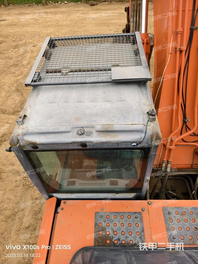 駕駛室頂部(整機外觀) 駕駛室頂部(整機外觀)