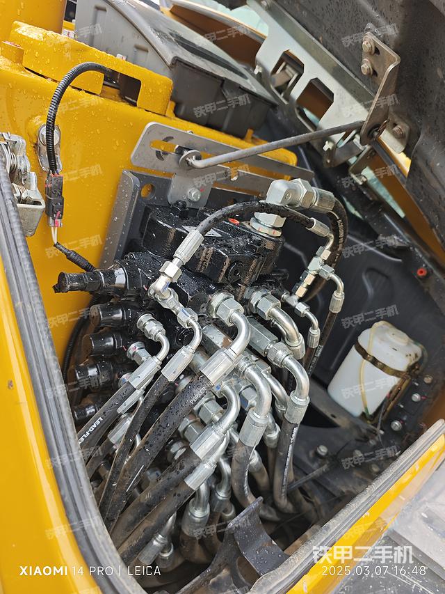 回转马达和主控阀（整机外观）