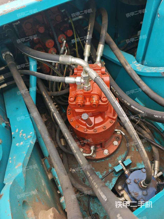 回轉(zhuǎn)馬達(dá)和主控閥（整機(jī)外觀）