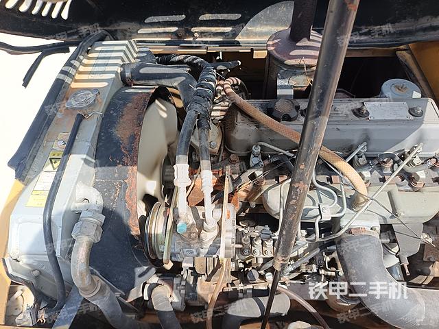 液压泵舱室正面整体（整机外观）