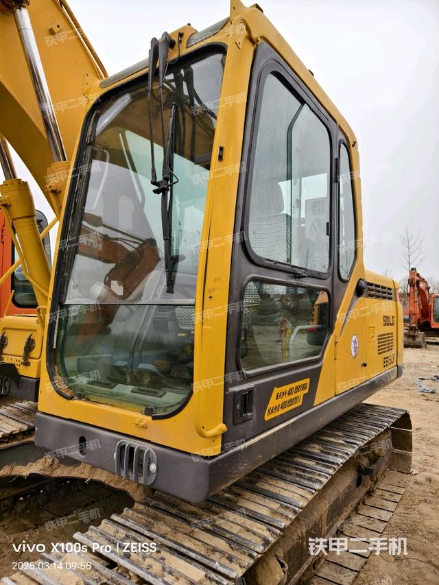 駕駛室整體(整機外觀) 駕駛室整體(整機外觀)