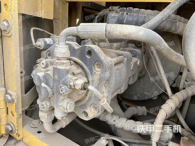 液壓泵艙室正面整體(整機外觀) 液壓泵艙室正面整體(整機外觀)