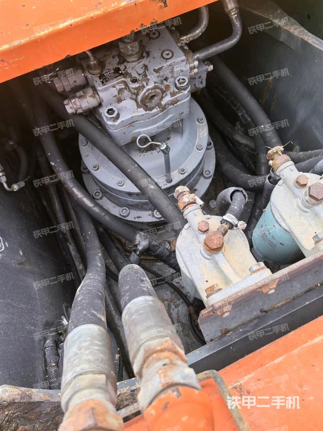 回轉馬達和主控閥（整機外觀）