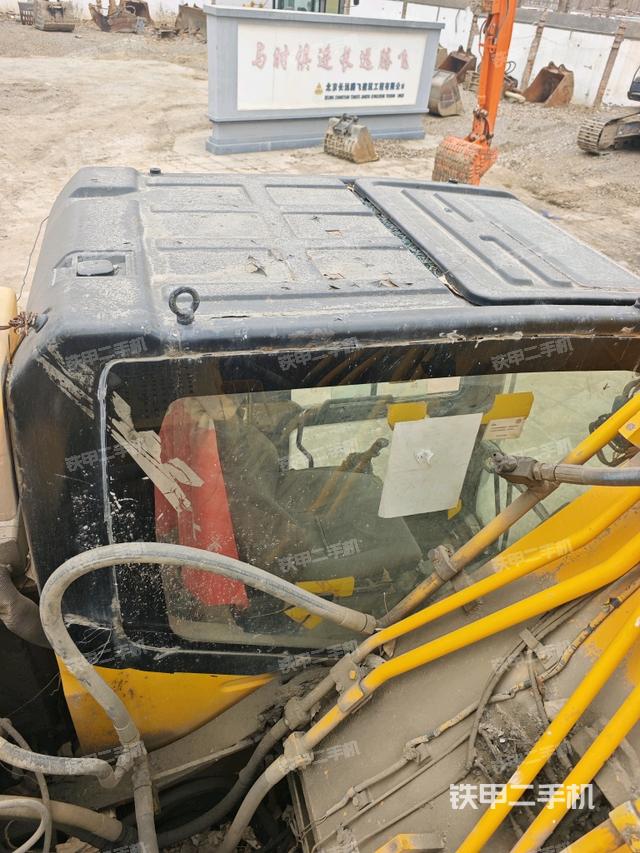 駕駛室頂部(整機外觀) 駕駛室頂部(整機外觀)