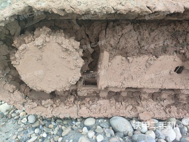 左驅(qū)動輪（行走機構(gòu)）