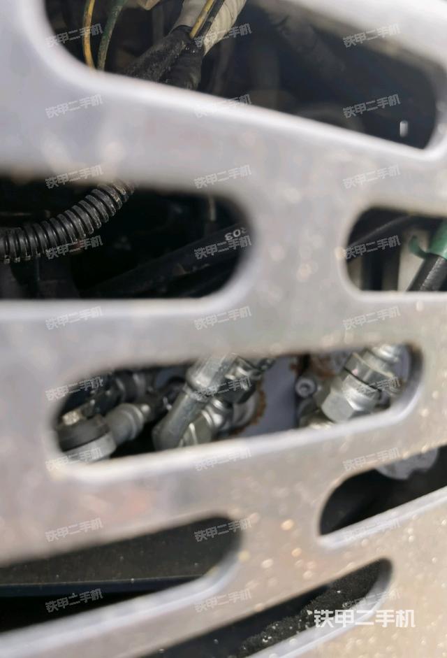 回轉(zhuǎn)馬達(dá)和主控閥（整機(jī)外觀）