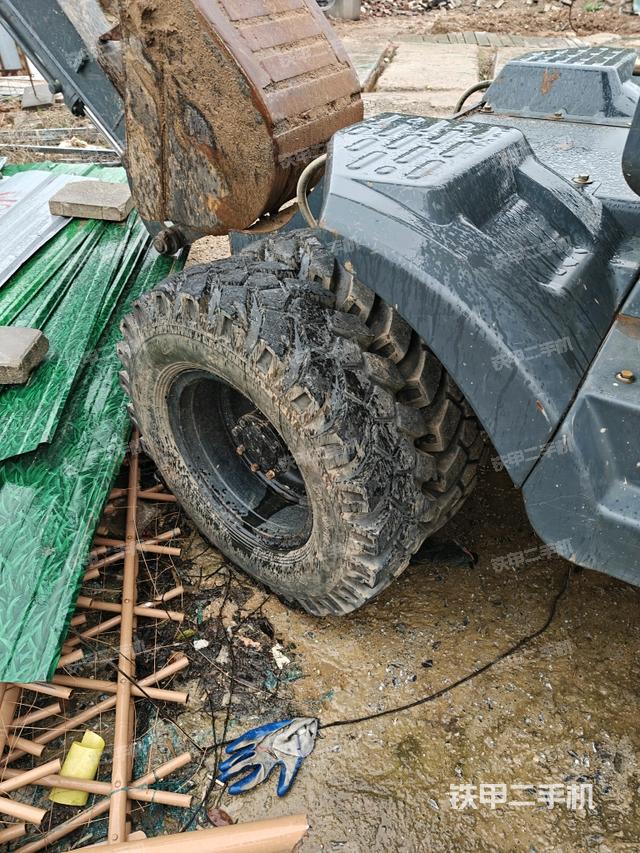 左驅(qū)動輪（行走機(jī)構(gòu)）