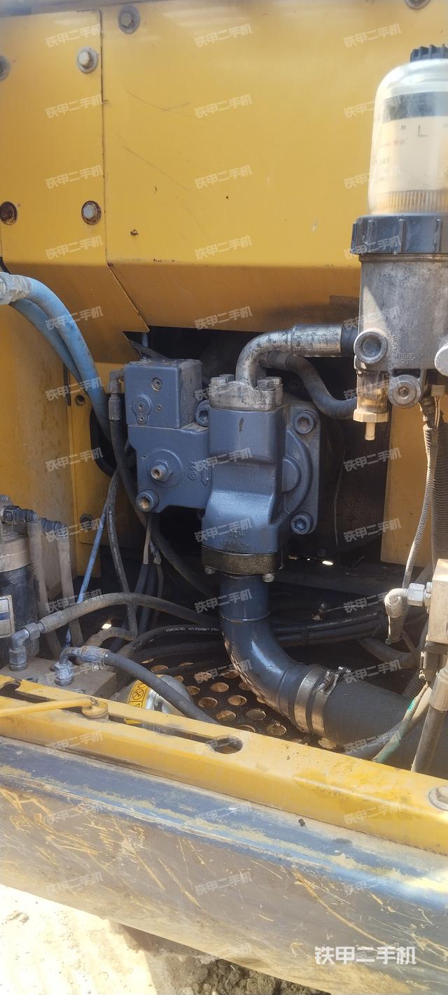 液压泵舱室正面整体（整机外观）