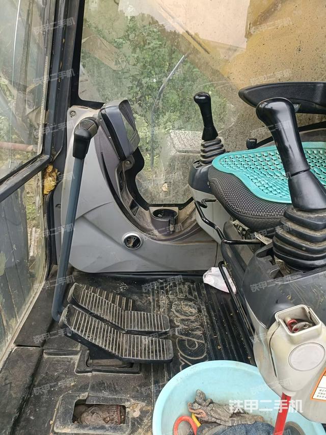 駕駛室整體(整機(jī)外觀) 駕駛室整體(整機(jī)外觀)