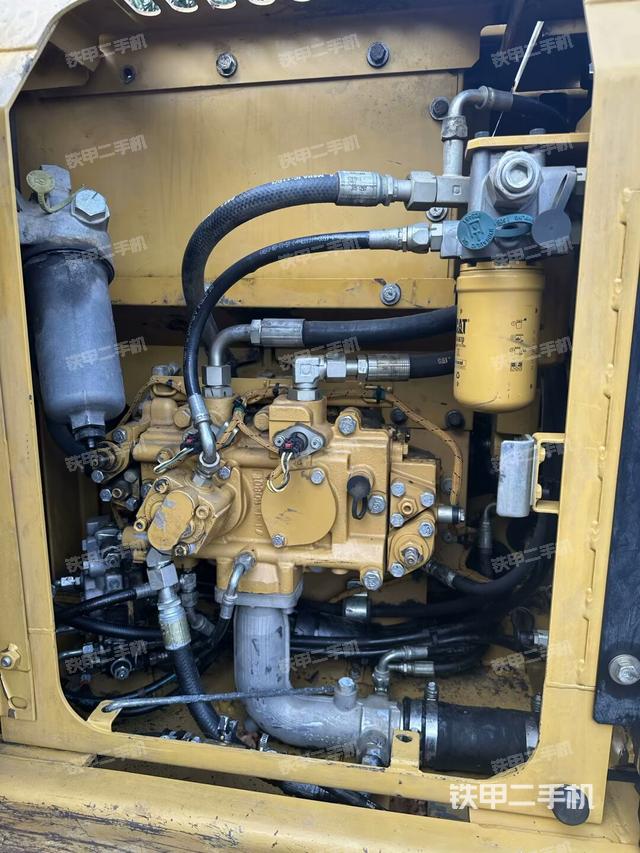 液压泵舱室正面整体（整机外观）