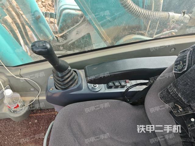 座椅右側(cè)控制臺(tái)/鑰匙門/油門/含右手柄（駕駛室部分）