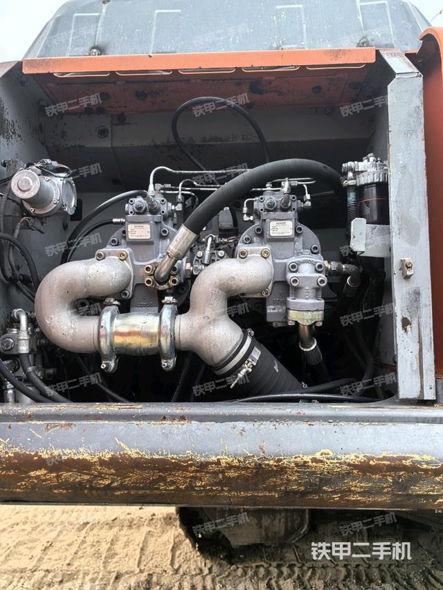 液壓泵艙室正面整體（整機外觀）