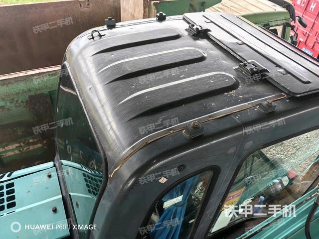 駕駛室頂部(整機(jī)外觀) 駕駛室頂部(整機(jī)外觀)