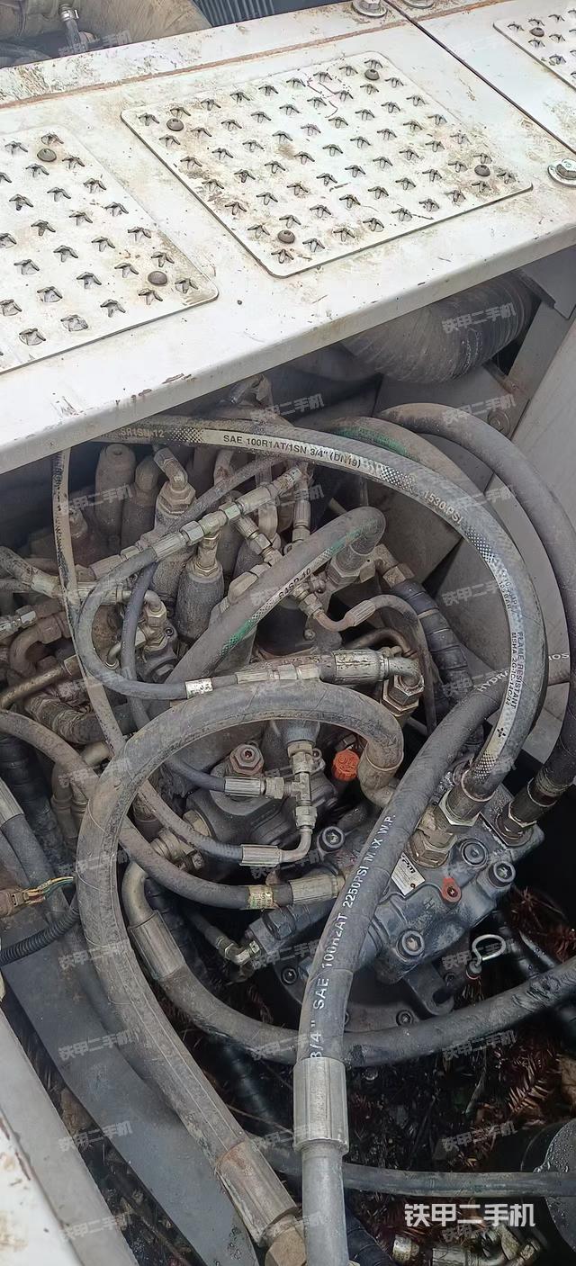 回轉(zhuǎn)馬達(dá)和主控閥（整機(jī)外觀）