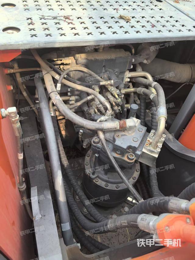 回轉(zhuǎn)馬達和主控閥(整機外觀) 回轉(zhuǎn)馬達和主控閥(整機外觀)