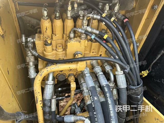 回转马达和主控阀（整机外观）