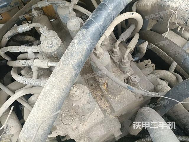 回轉(zhuǎn)馬達(dá)和主控閥(整機(jī)外觀) 回轉(zhuǎn)馬達(dá)和主控閥(整機(jī)外觀)