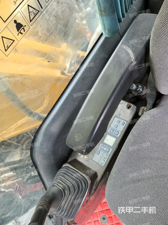 座椅右側(cè)控制臺(tái)/鑰匙門/油門/含右手柄(駕駛室部分) 座椅右側(cè)控制臺(tái)/鑰匙門/油門/含右手柄(駕駛室部分)