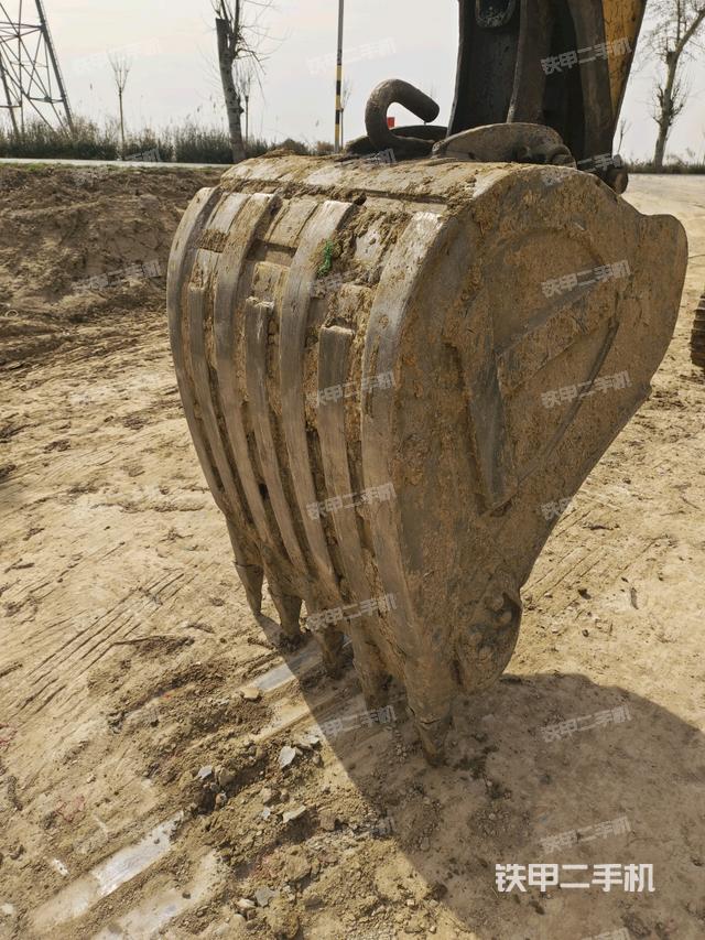 鏟斗右后整體(工作和回轉(zhuǎn)裝置) 鏟斗右后整體(工作和回轉(zhuǎn)裝置)