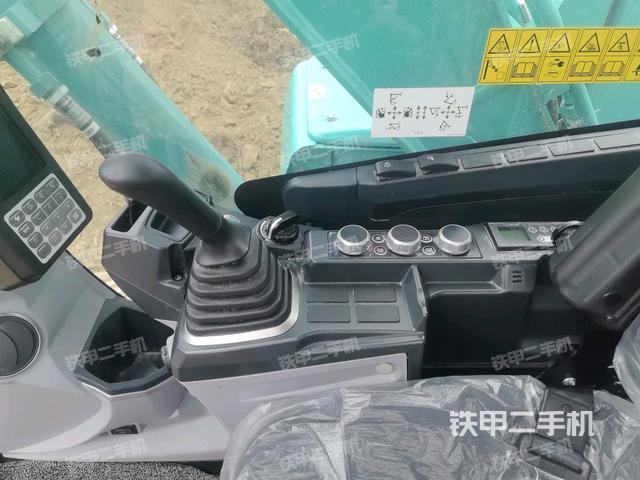 座椅右側(cè)控制臺(tái)/鑰匙門(mén)/油門(mén)/含右手柄(駕駛室部分) 座椅右側(cè)控制臺(tái)/鑰匙門(mén)/油門(mén)/含右手柄(駕駛室部分)