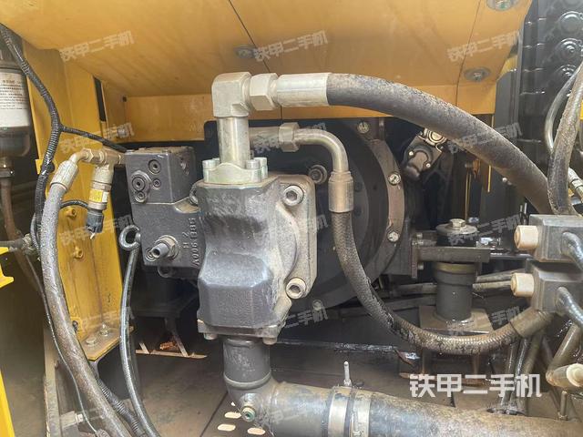 液壓泵艙室正面整體（整機外觀）