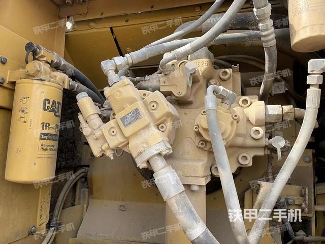 液壓泵艙室正面整體（整機外觀）