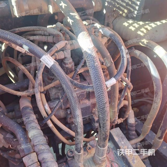 回转马达和主控阀（整机外观）