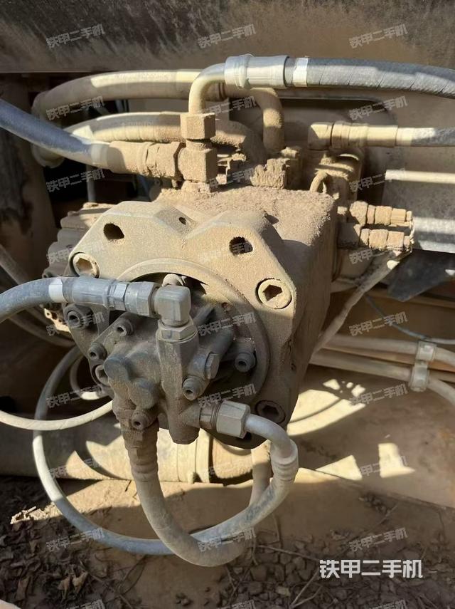 液壓泵艙室正面整體(整機(jī)外觀) 液壓泵艙室正面整體(整機(jī)外觀)