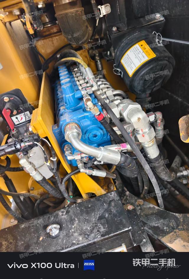 回轉(zhuǎn)馬達(dá)和主控閥（整機(jī)外觀）