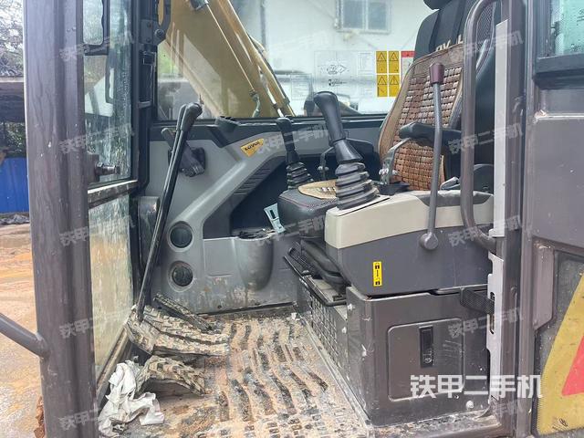 駕駛室整體（整機外觀）