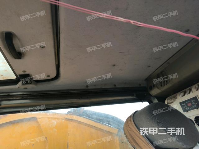 行走控制手柄和踏板?俯拍（駕駛室部分）