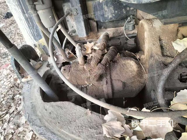 液壓泵艙室正面整體（整機外觀）