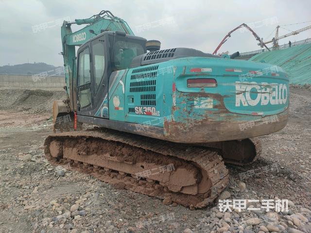 神钢SK260LC-10挖掘机的设备实拍-第3张实拍照片