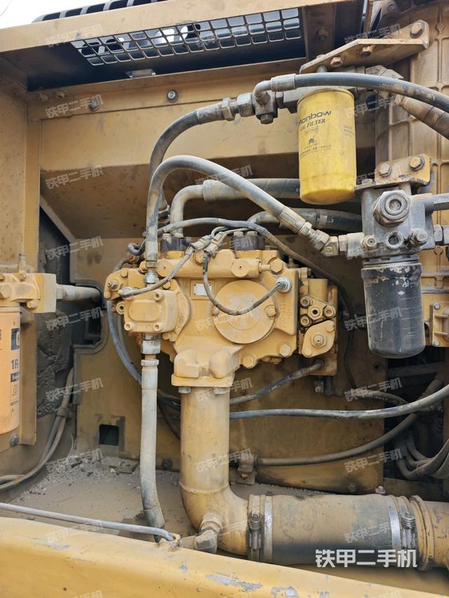 液壓泵艙室正面整體（整機外觀）