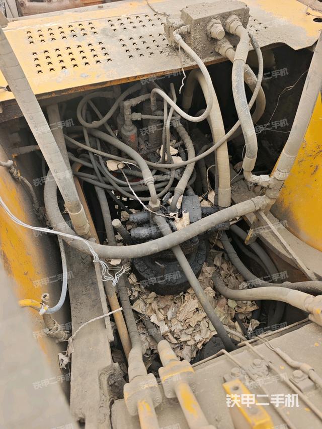 回轉(zhuǎn)馬達和主控閥(整機外觀) 回轉(zhuǎn)馬達和主控閥(整機外觀)