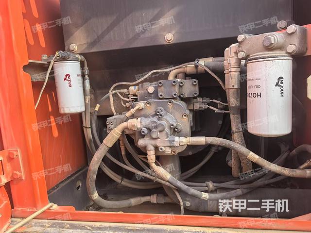 液壓泵艙室正面整體(整機外觀) 液壓泵艙室正面整體(整機外觀)