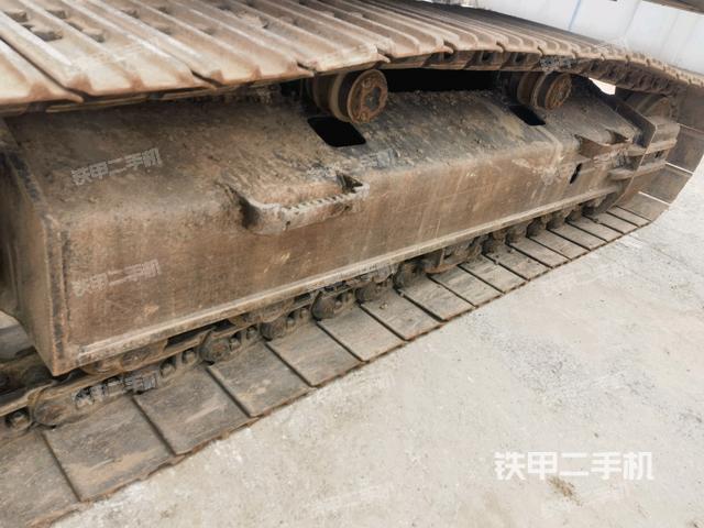 單側(cè)履帶整體(整機(jī)外觀) 單側(cè)履帶整體(整機(jī)外觀)