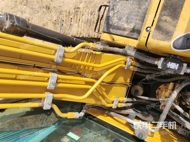 大臂背部俯視(工作和回轉(zhuǎn)裝置) 大臂背部俯視(工作和回轉(zhuǎn)裝置)