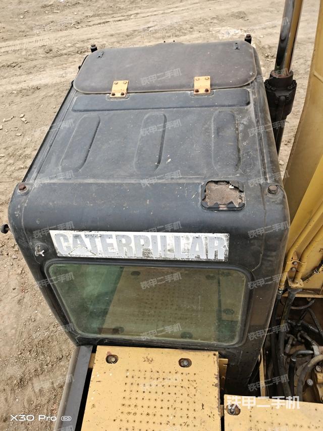 駕駛室頂部（整機外觀）