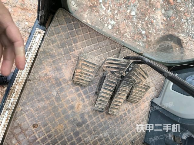 左后方玻璃角標（駕駛室部分）