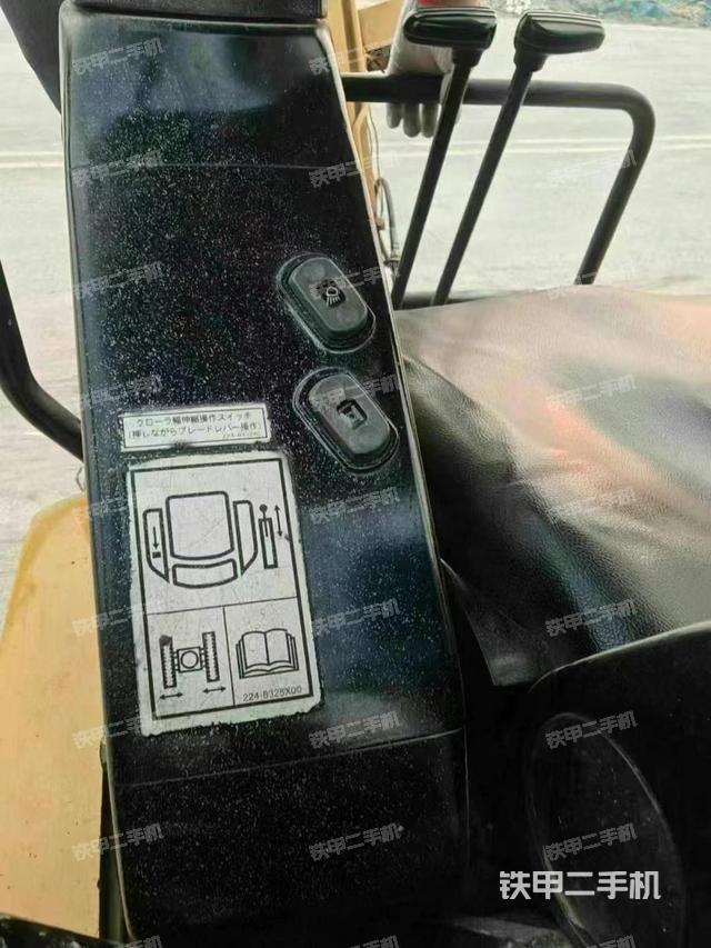 駕駛室整體(整機(jī)外觀) 駕駛室整體(整機(jī)外觀)