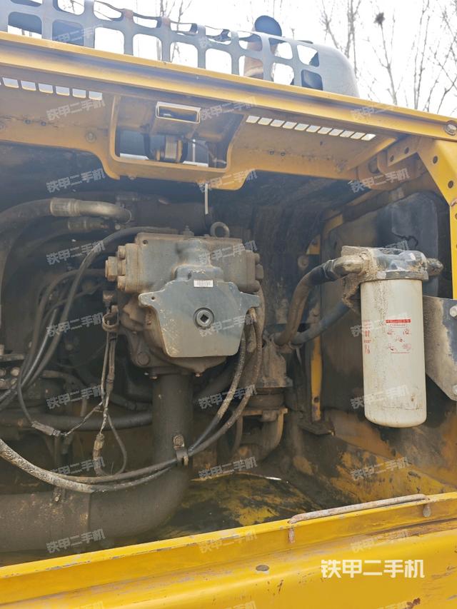 液壓泵艙室正面整體（整機外觀）