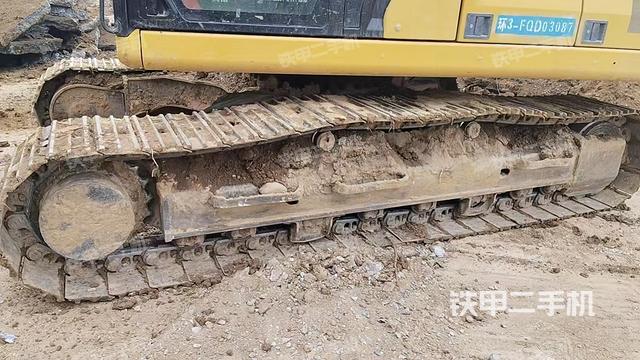 單側(cè)履帶整體(整機(jī)外觀) 單側(cè)履帶整體(整機(jī)外觀)