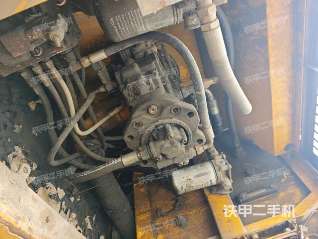 液壓泵艙室正面整體(整機外觀) 液壓泵艙室正面整體(整機外觀)