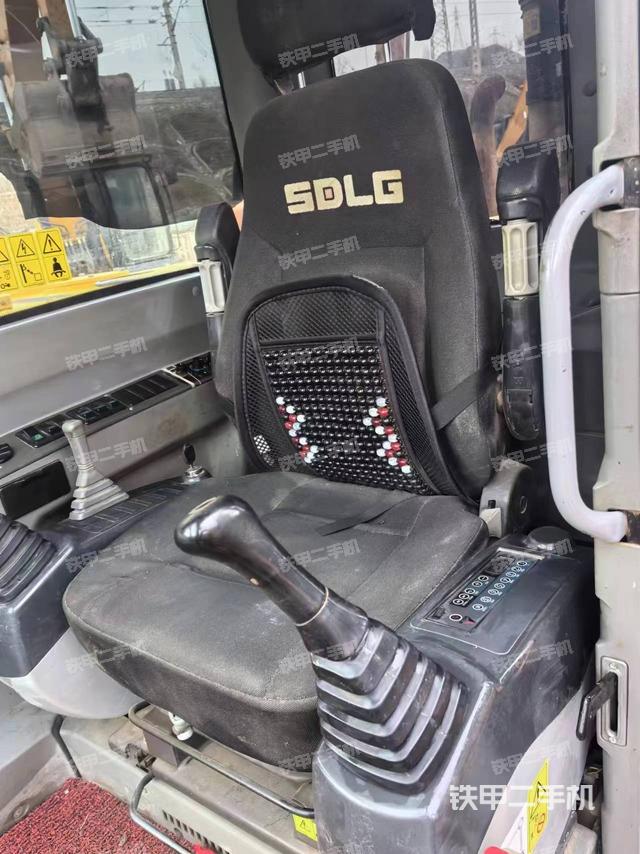 駕駛室整體(整機外觀) 駕駛室整體(整機外觀)
