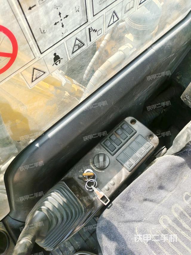 座椅右側(cè)控制臺/鑰匙門/油門/含右手柄(駕駛室部分) 座椅右側(cè)控制臺/鑰匙門/油門/含右手柄(駕駛室部分)